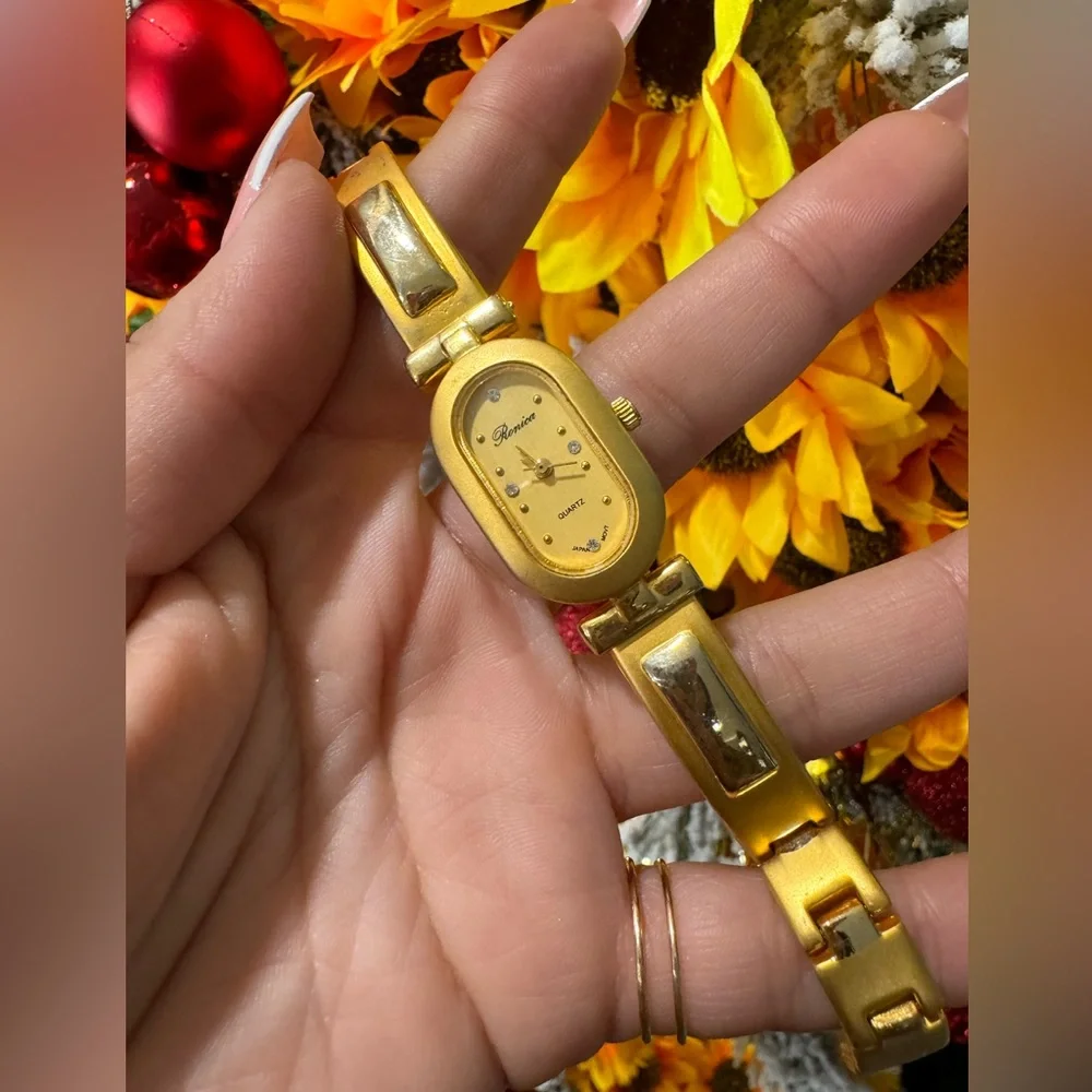 BUNDLE 2 ITEMS FOR $8✨ LAST PRICE🍒🤍 RONICA quartz vintage watch ✨